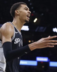  福克斯压哨抛投绝杀国王，马刺新秀文班亚马两双