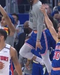  库里单节二十一分引爆全场勇士大胜国王