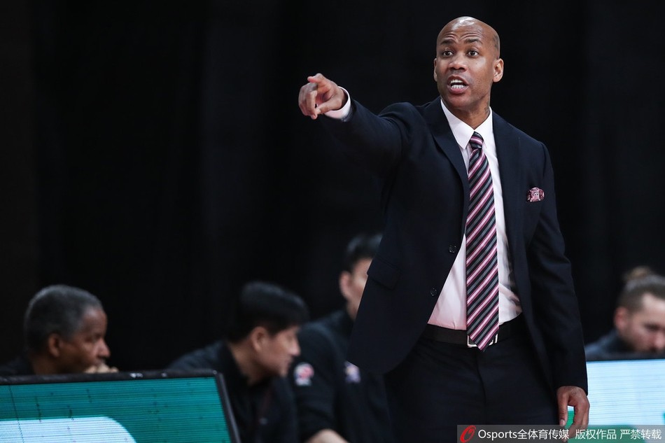  汉堡传奇主帅运筹帷幄，临场调度扭转战局  